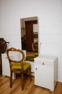 Stara komoda, toaletka drewniana, biała z lustrem