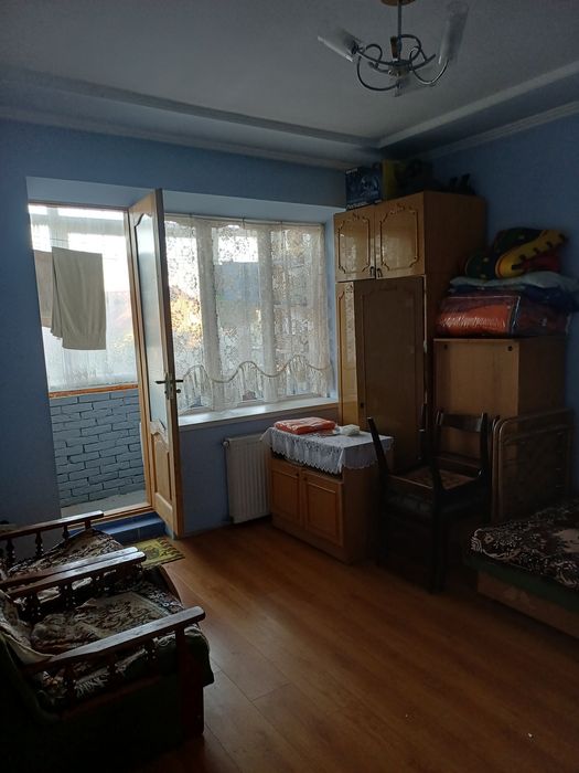 М.Новоселиця. Продається 3-кімнатна квартира. На другому поверсі.