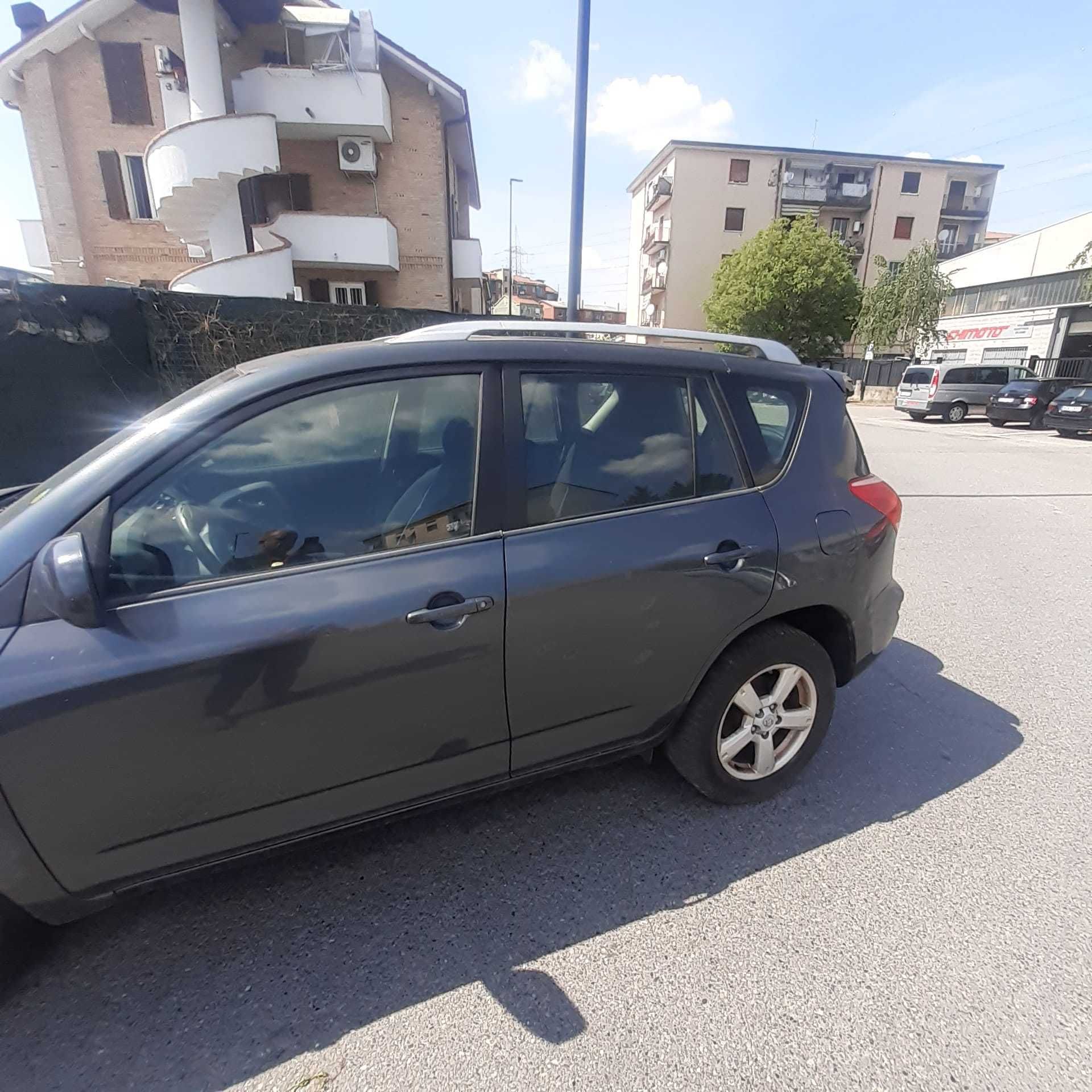Toyota Rav4 2.2d  Posiadam  inne  auta  z  włoch  całe  i uszkodzone