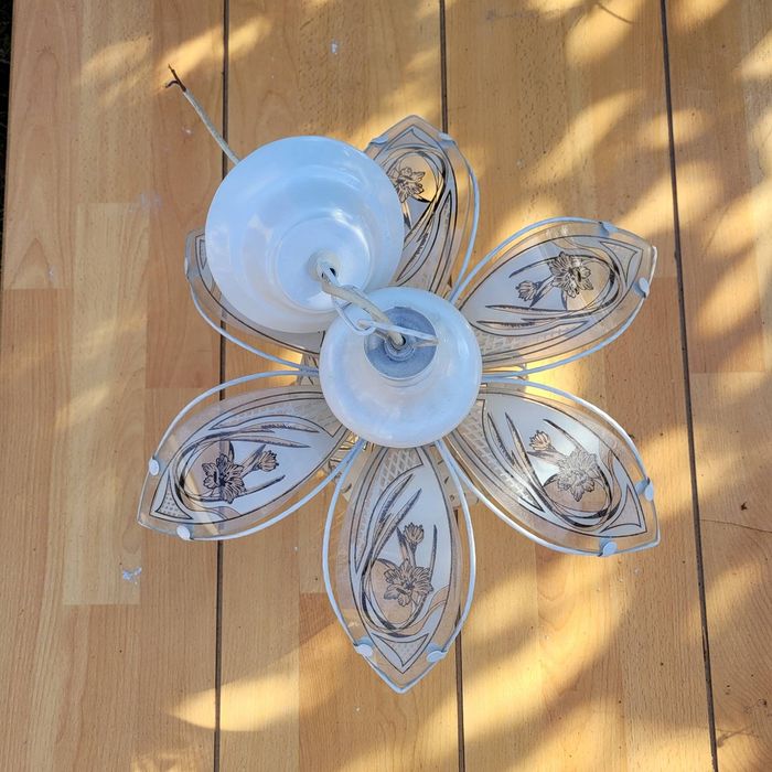 Biała lampa wisząca zdobiona