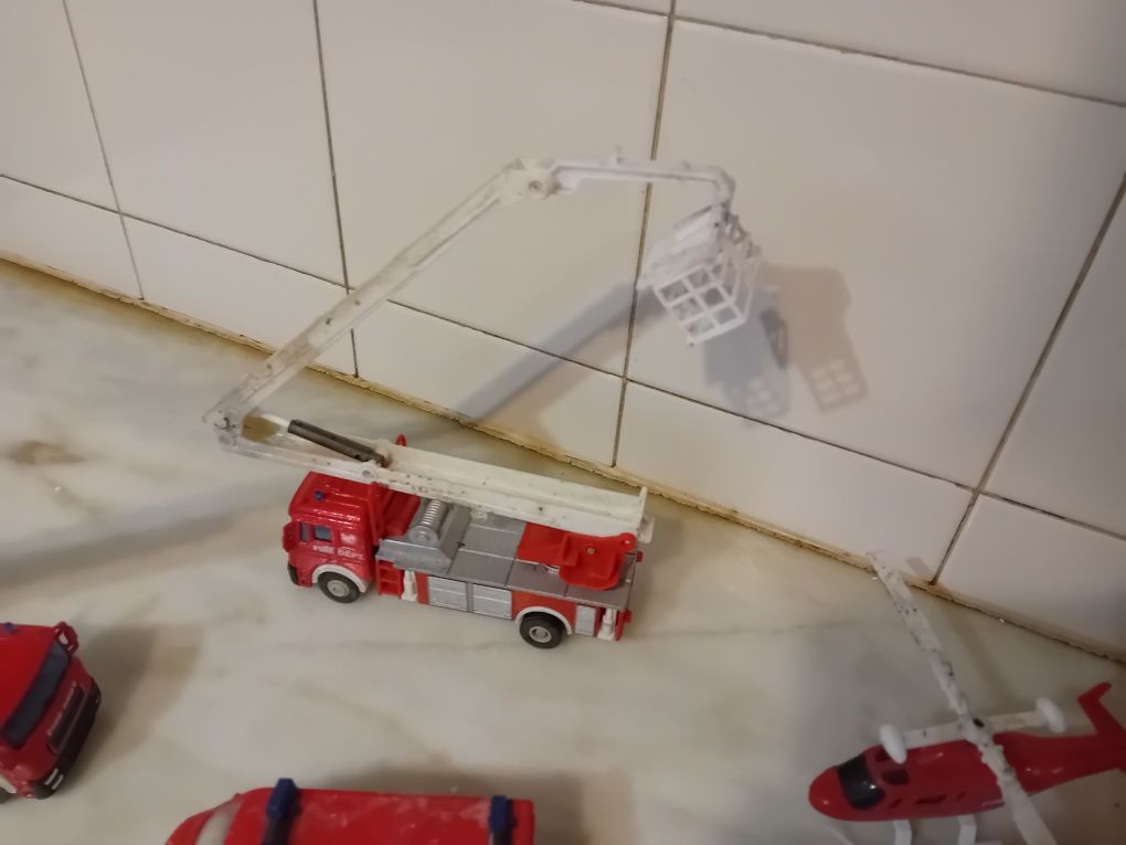 Conjunto de Miniaturas de Bombeiros Antigas