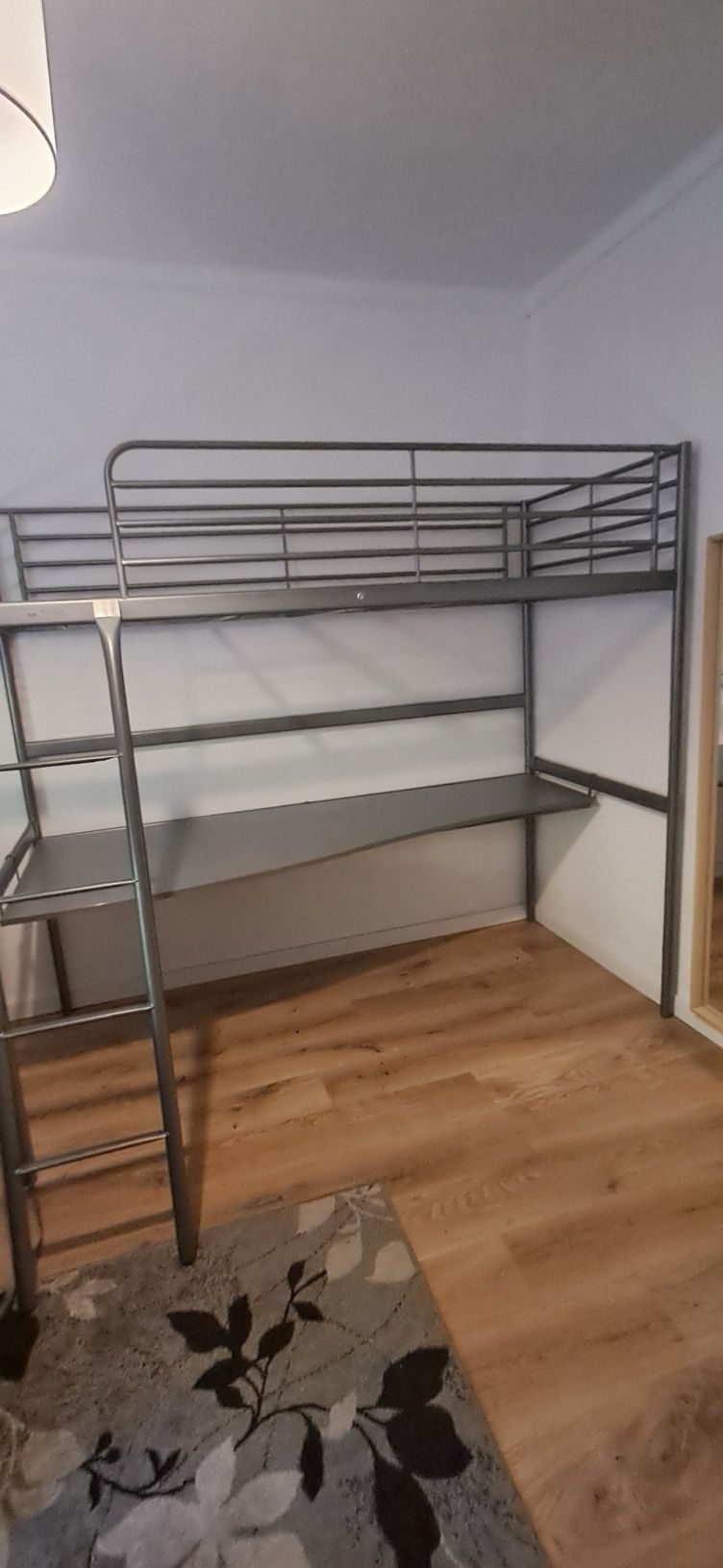 Cama Loft IKEA SVÄRTA com secretária