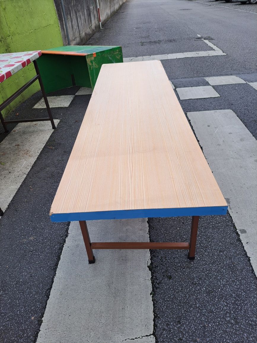Mesa retangular baixa para crianças