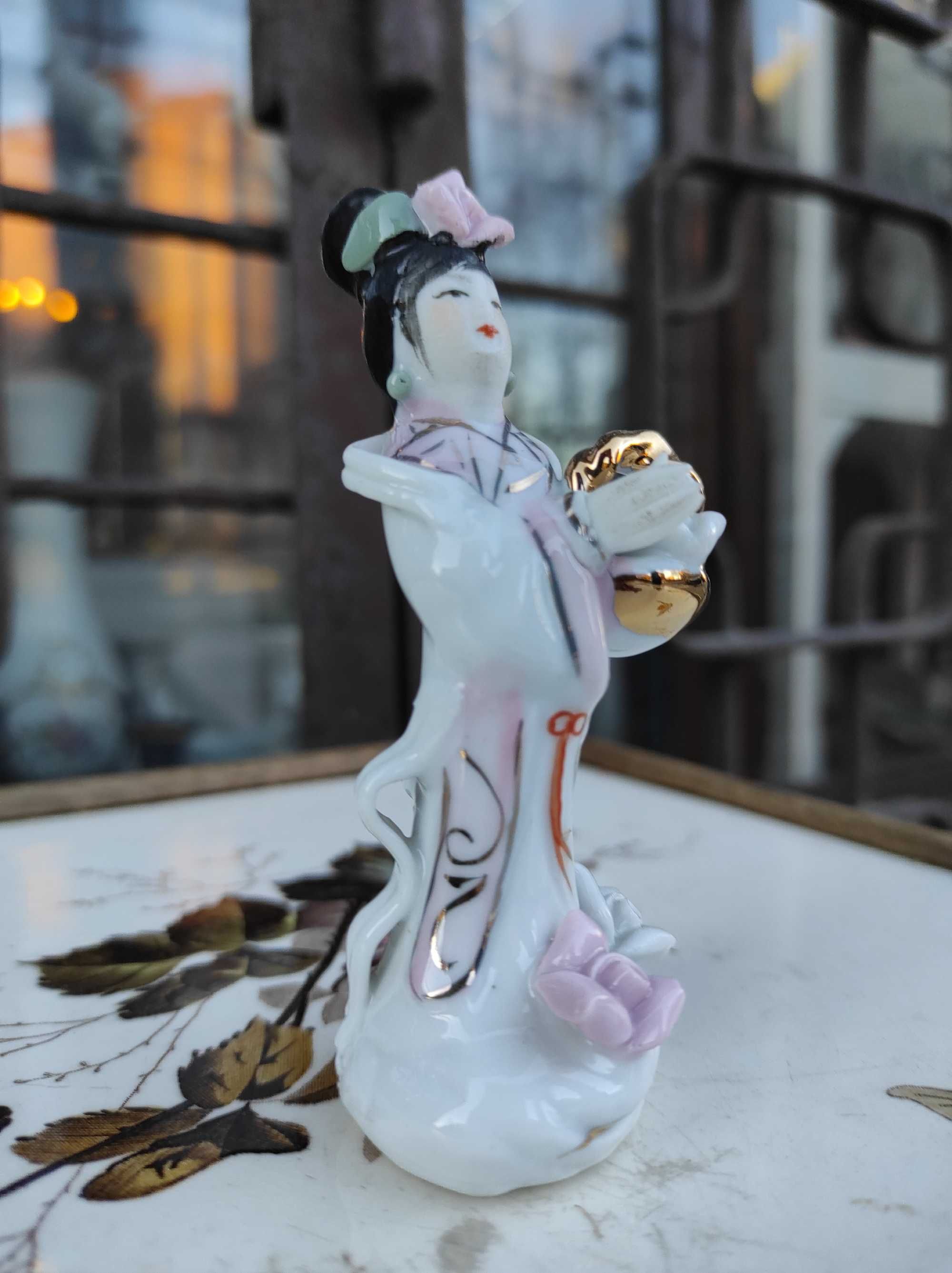 Stara porcelanowa figurka gejsza