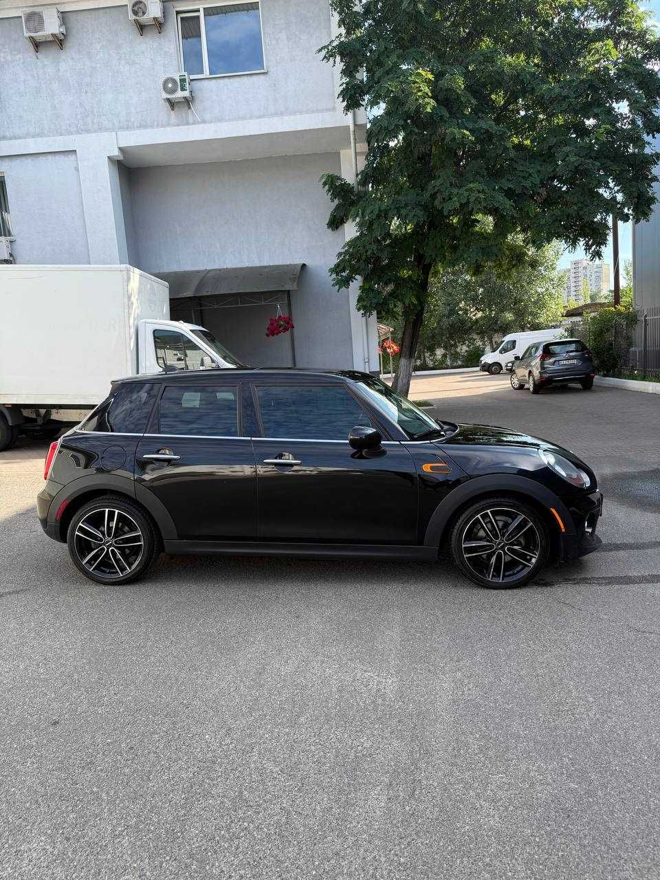 Стильний та Динамічний Mini Cooper F55 1.5 Twin Turbo (136 к.с.)