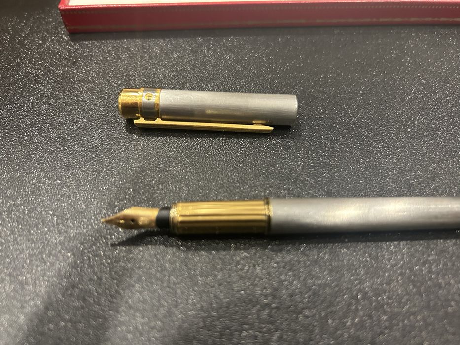 Caneta Cartier prateada e dourada