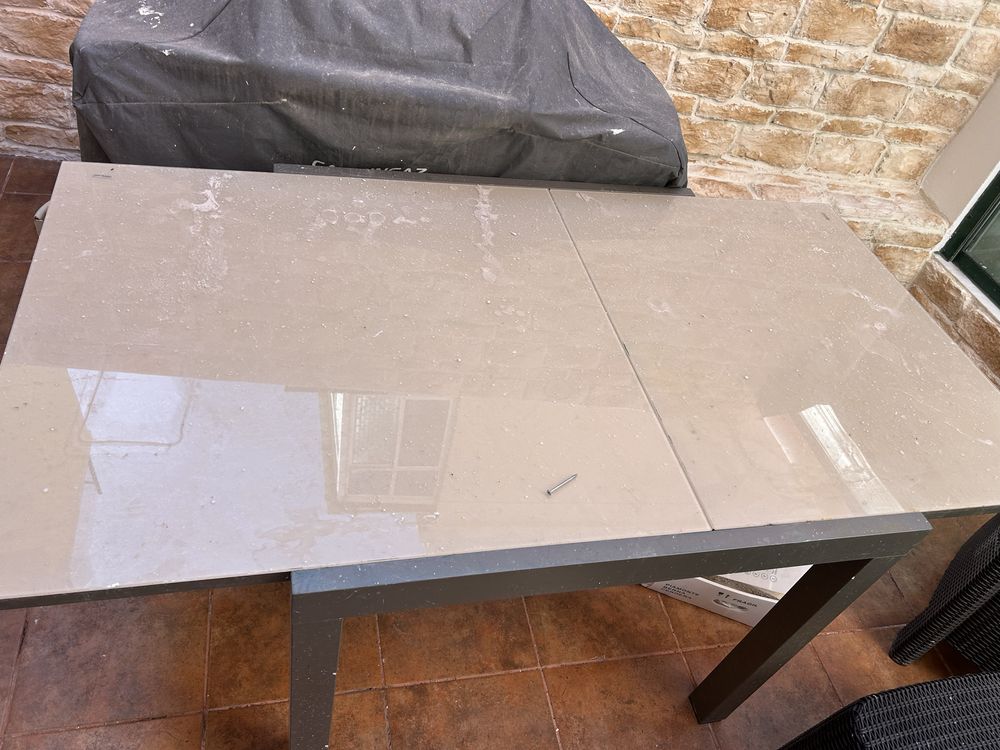 Mesa de jardim com tampo de vidro