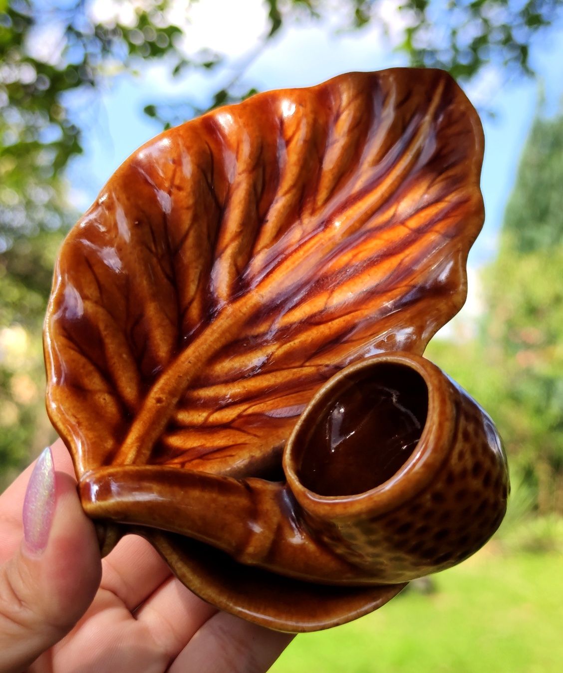 Popielniczka ceramiczna liść z fajka. Szkliwiona prl