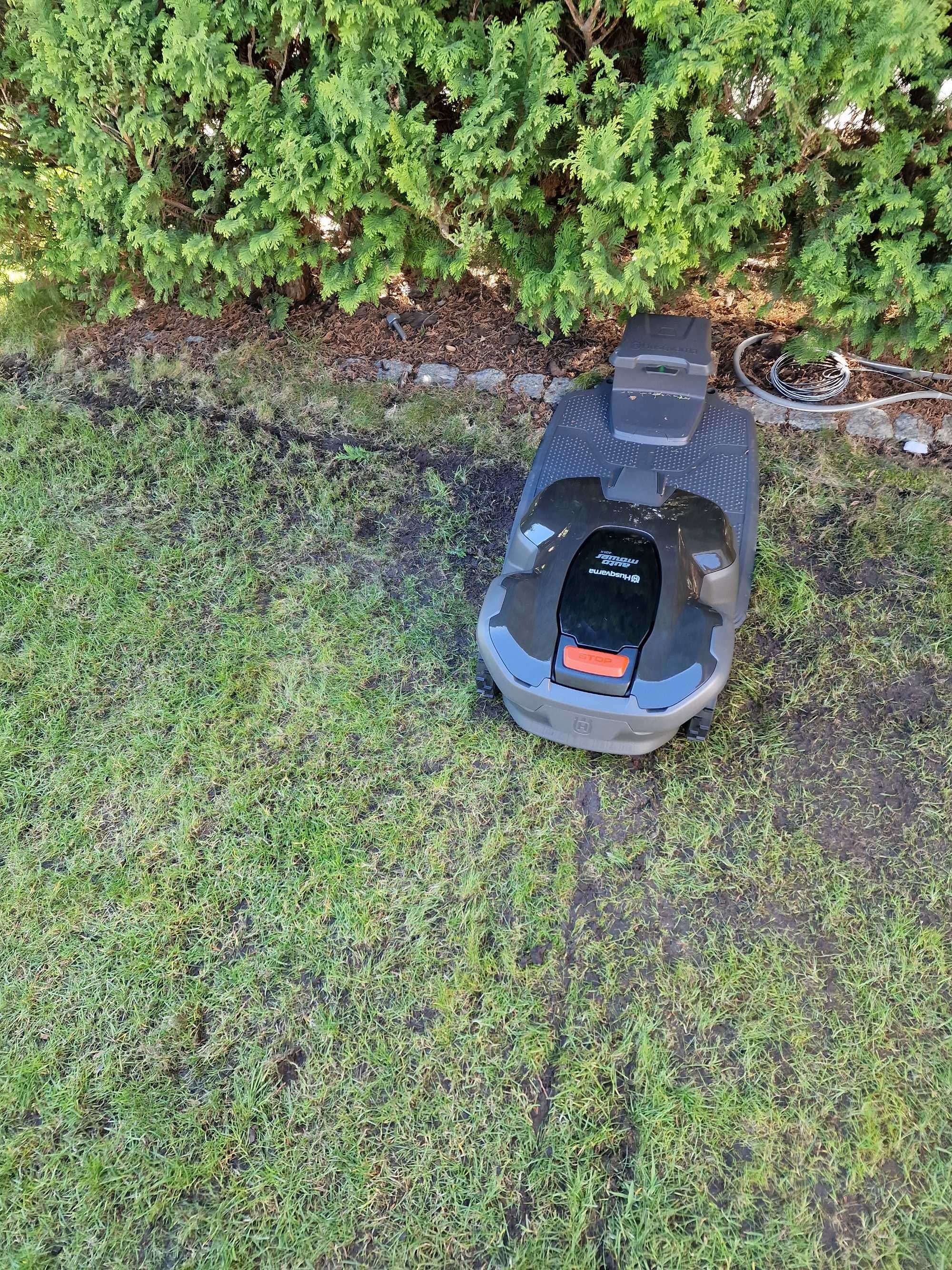 Układania przewodu ograniczającego  Robot koszący