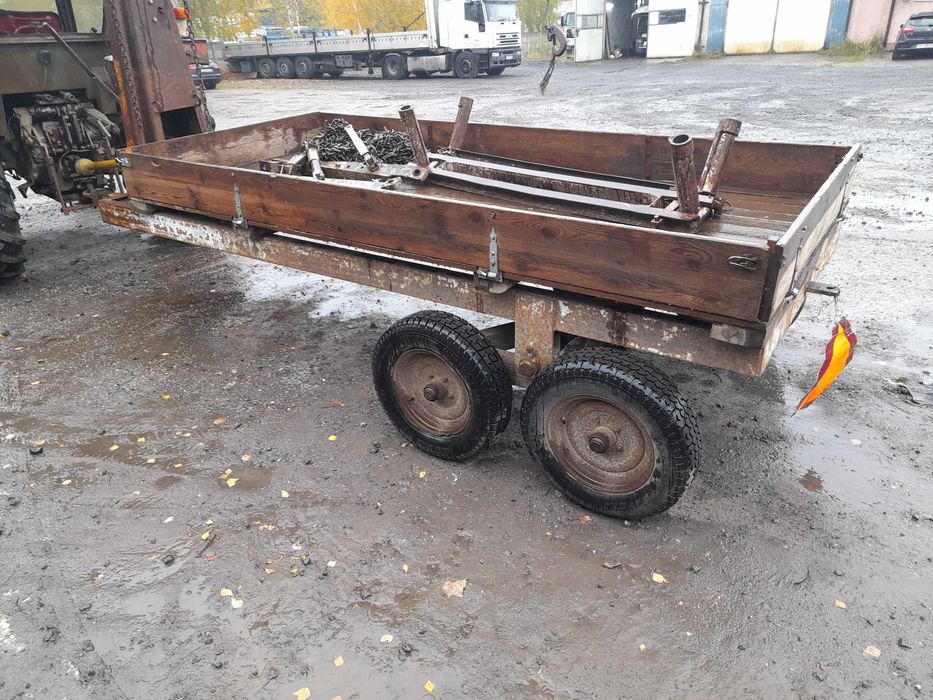 przyczepa lesna z dzwigiem