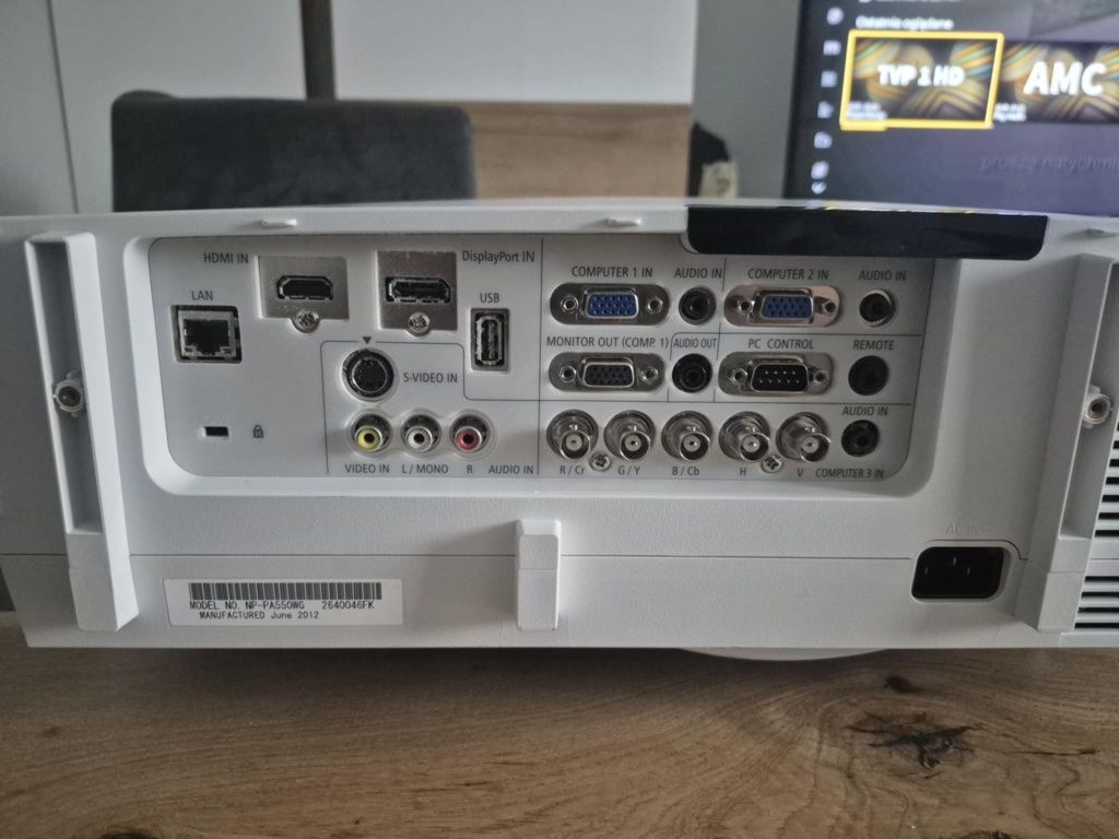 Projektor LCD NEC o rozdzielczości 1280x800