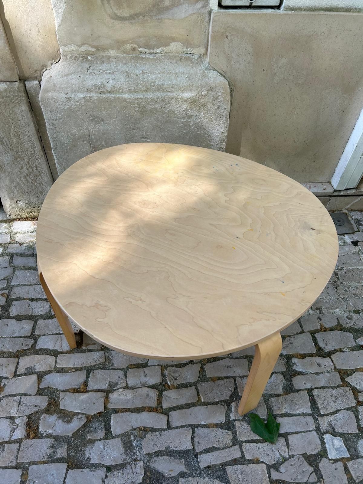 Mesa oval em madeira
