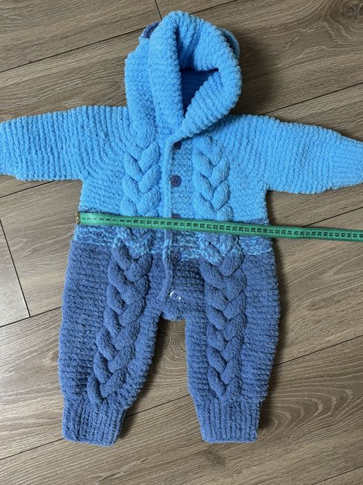 Вʼязаний дитячий комбінезон