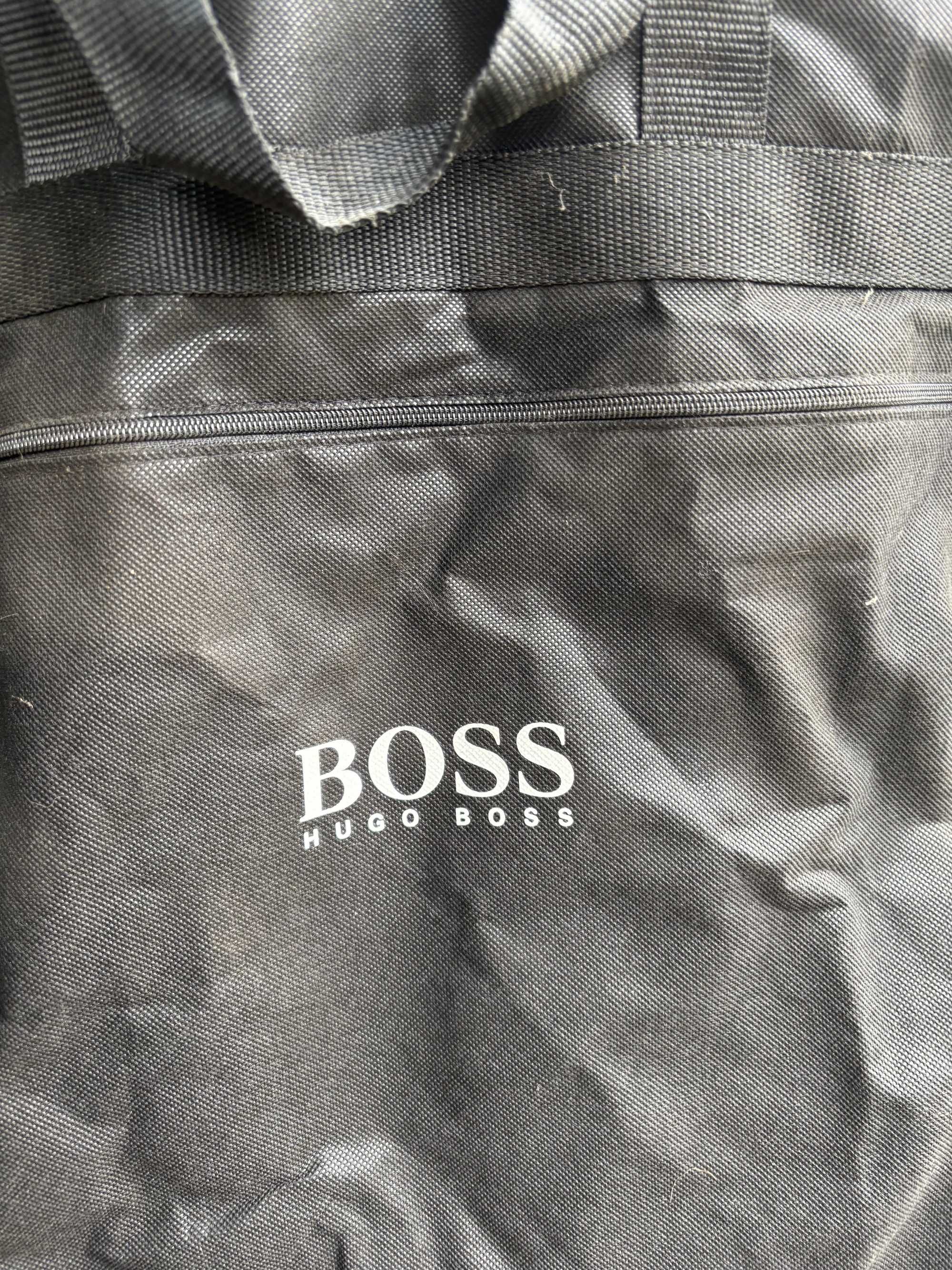 > pokrowiec na garnitur ubrania Hugo Boss z wieszakiem CZARNY