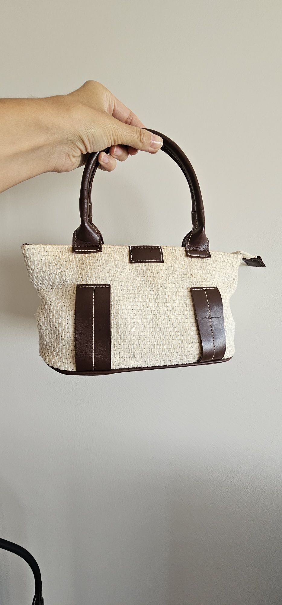 Bolsa de mão com pegas branca e castanha