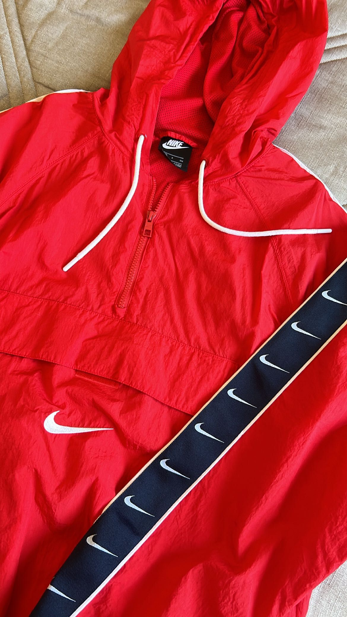 Casaco vermelho Nike com pormenores nas mangas