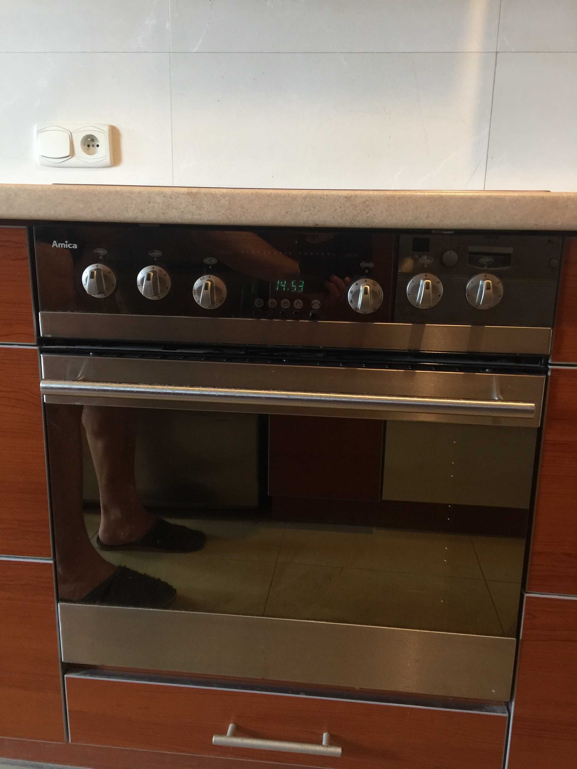 Zestaw mebli kuchennych - piekarnik, okap, zlew, szafki i szuflady