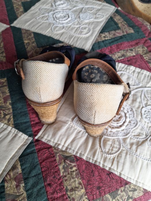 Sandálias de tecido azul e em pele