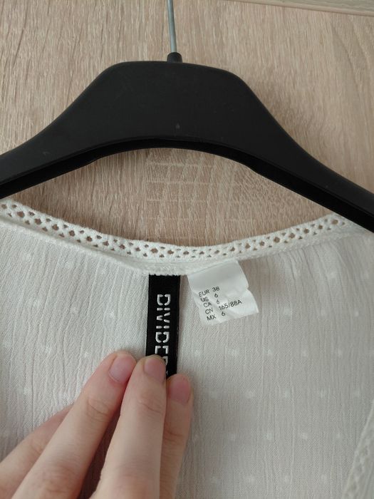 Biała bluzka damska w kwiaty z tkaniny plumeti h&m m