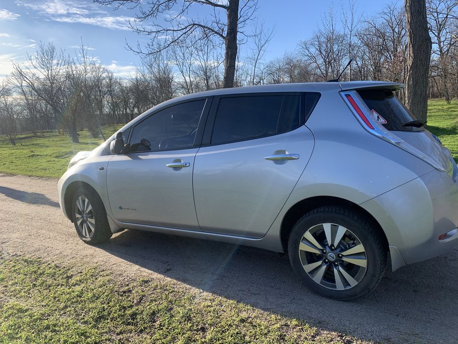 Ніссан Ліф 2013року.