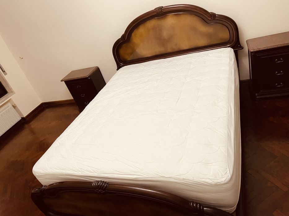 Cama de casal em madeira com colchão
