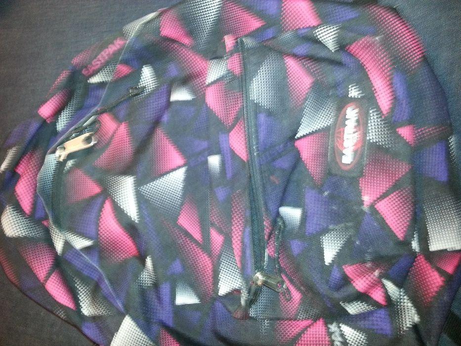 Mochilas de diversas marcas e  EASTPAK