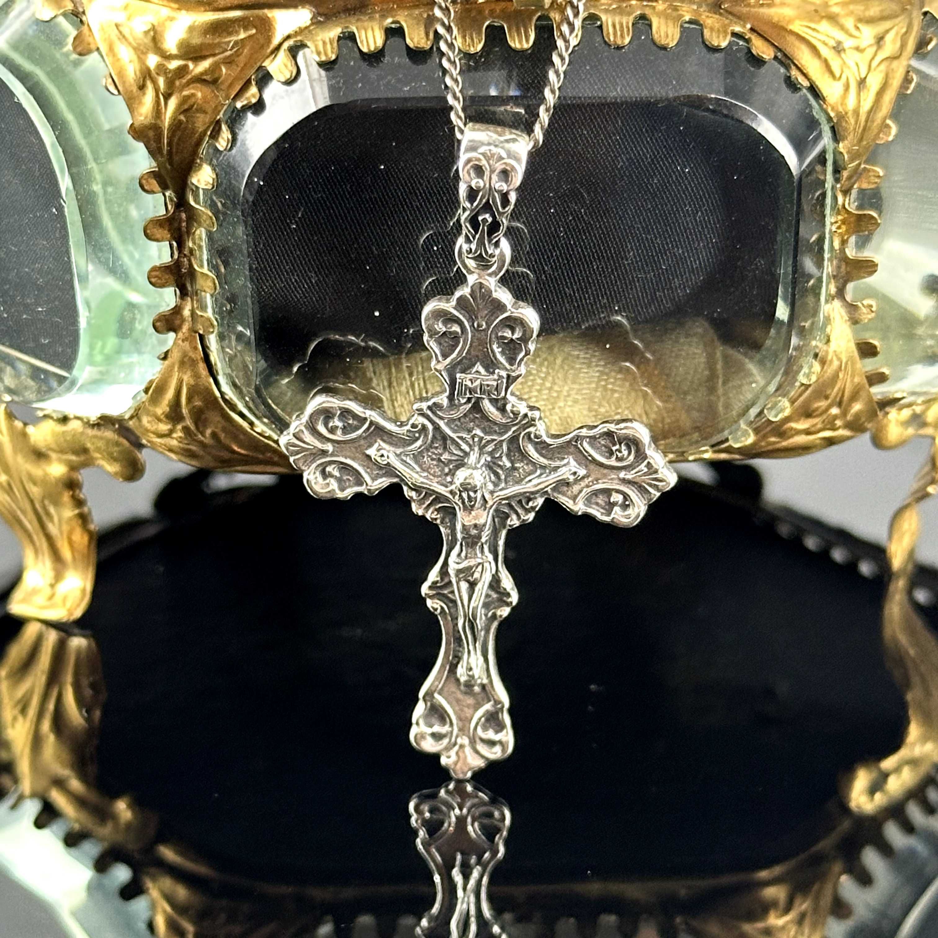 Srebro - Srebrny krzyż z wizerunkiem Jezusa - próba srebra 925
