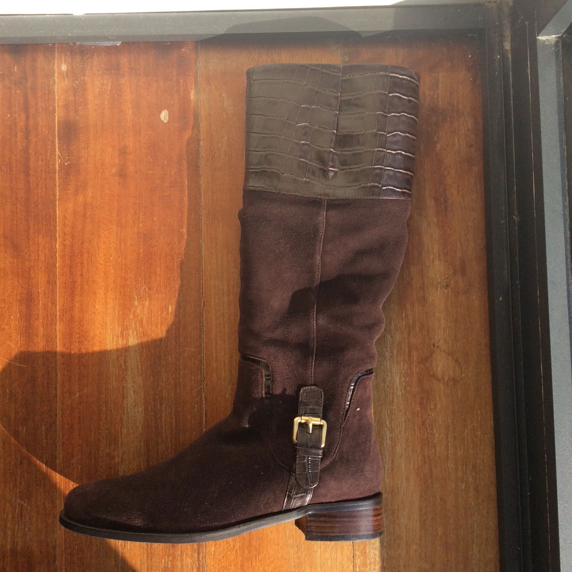 Botas de cano alto castanhas em camurça e pele gravada