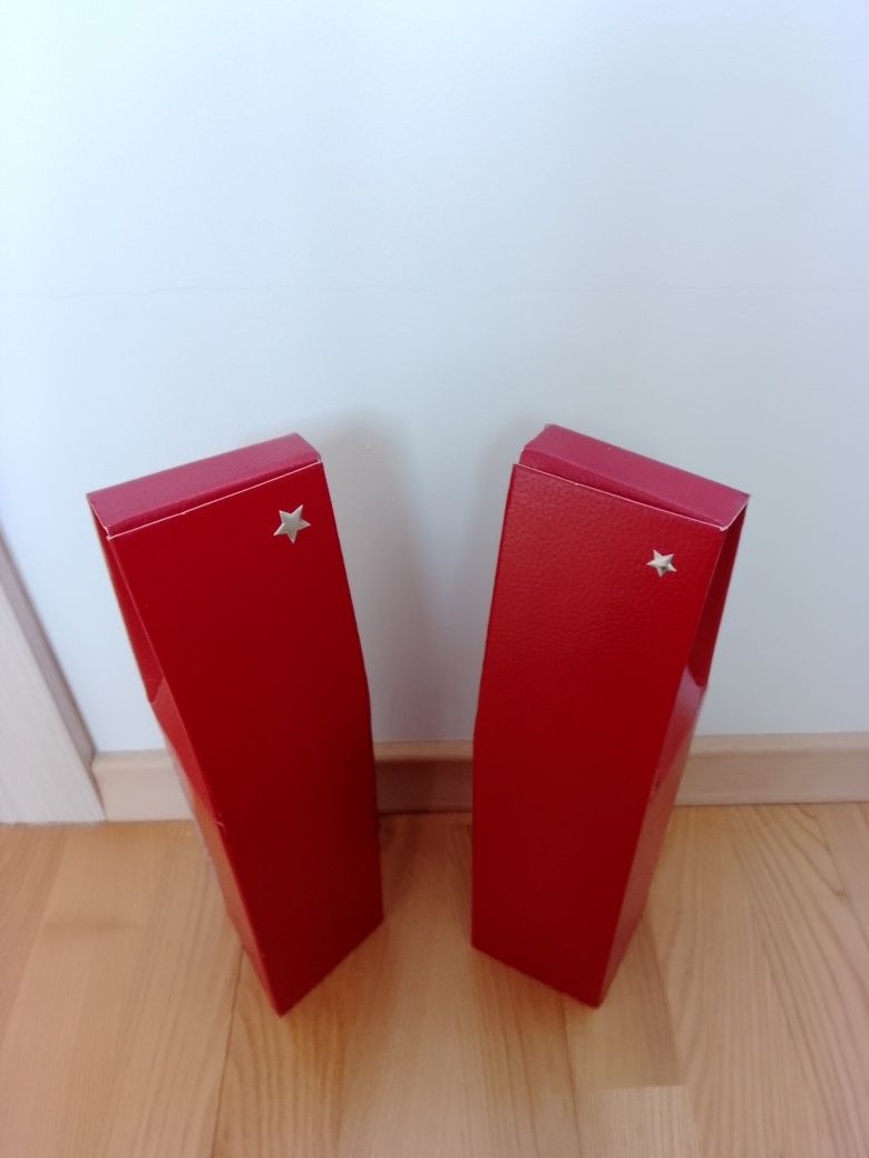 Czerwone kartonowe swiąteczne pudełka na alkohol