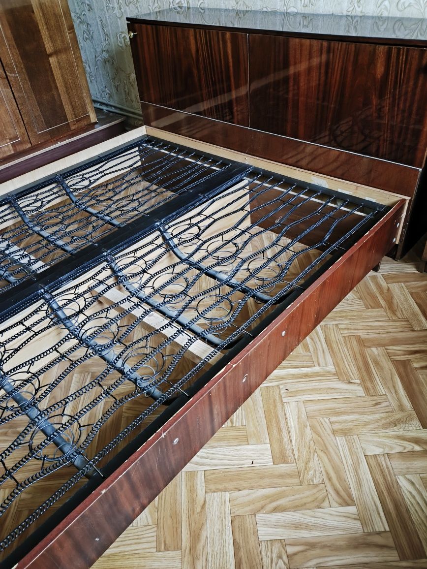 Продається двоспальне ліжко з тумбою, матрацом. Самовивіз.