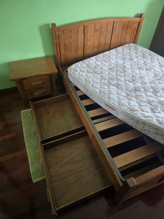Cama, 2 mesas cabeceira, colchão, secretária, cadeira. Madeira maciça