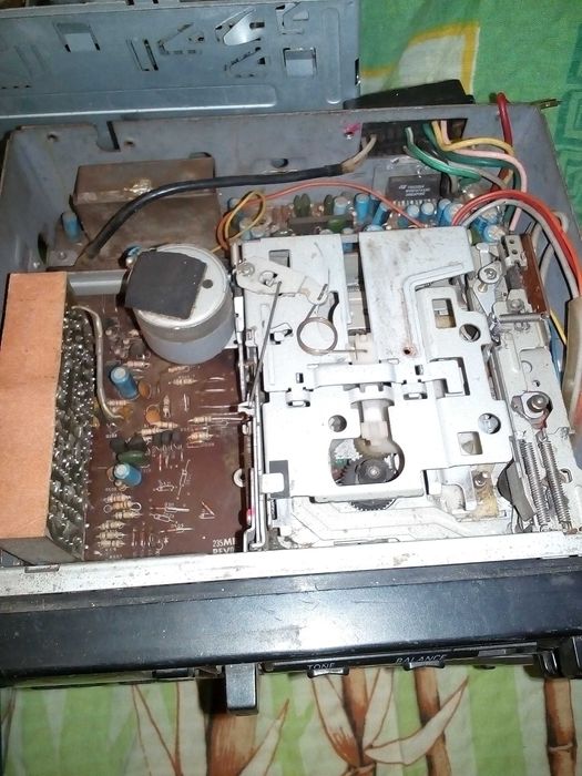 автомобильные магнитолы на запчасти 4 шт.