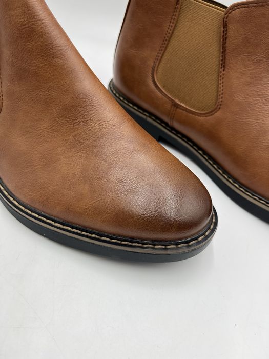 Męskie buty Chelsea Boots w kolorze klasycznego brązu.