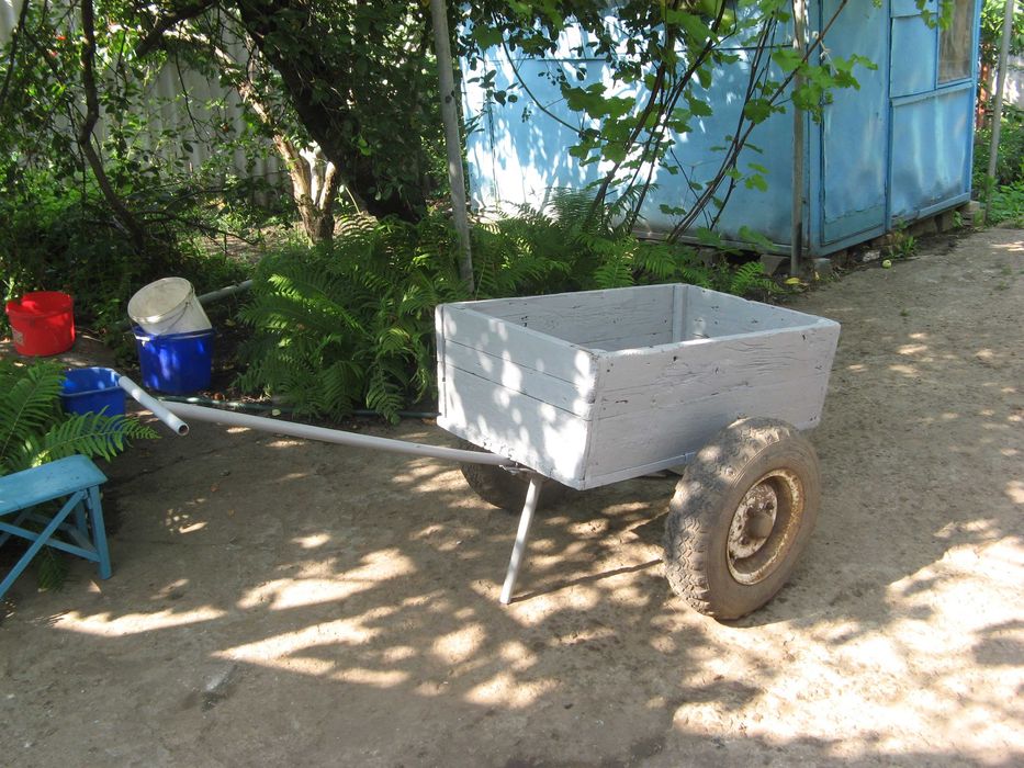 Крепкая садовая тачка , на мощных колесах и ступицах