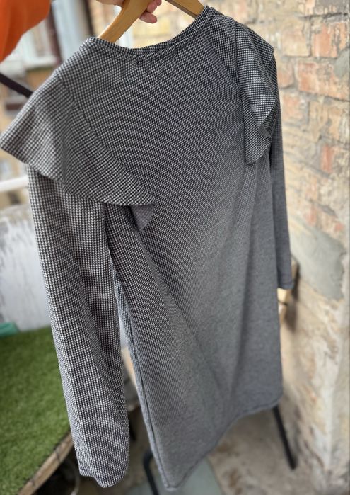 Плаття Bershka сіре у гусину лапку дрібну чорно білу клітнику