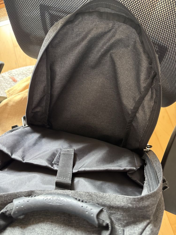 Mochila eastpak grande cinzenta como nova