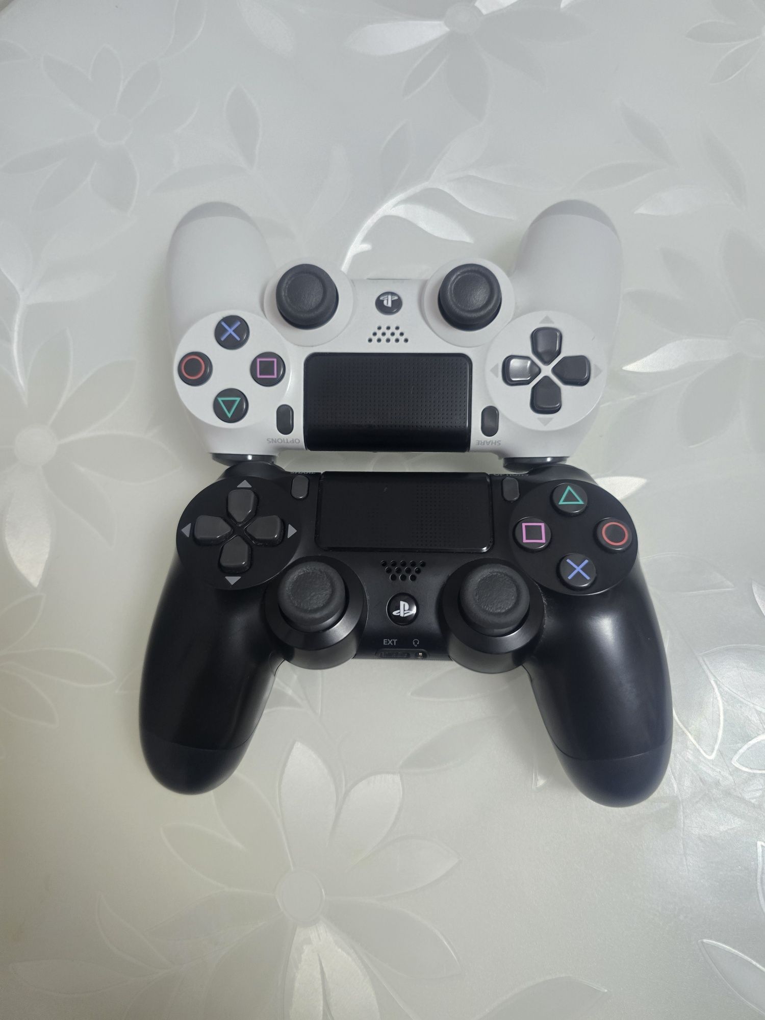 PS4 Pro 1TB/ Playstation 4 Pro +2 геймпада + зар станция