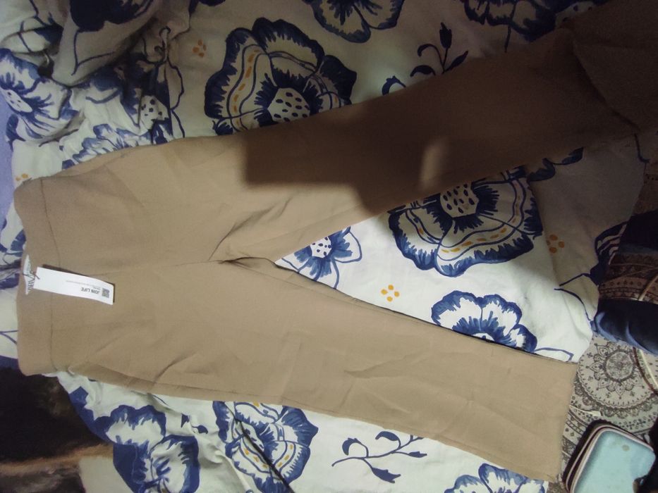 Calça com rachas nas pernas