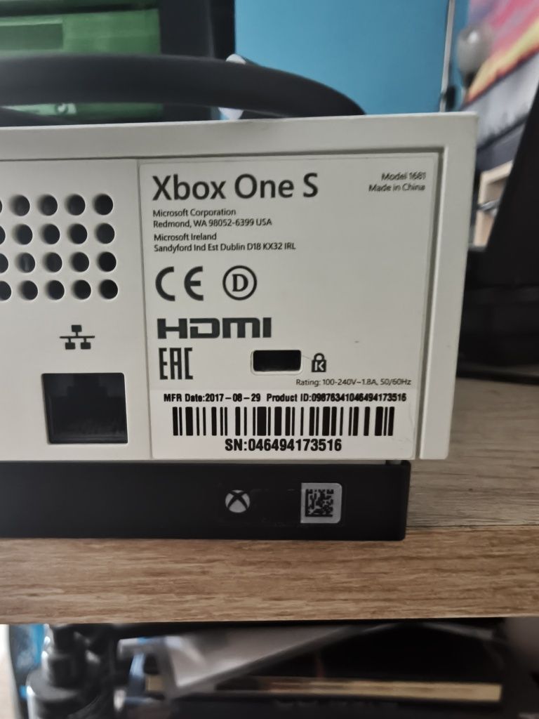 Xbox one S 500Gb+ pad z grami z podstawką
