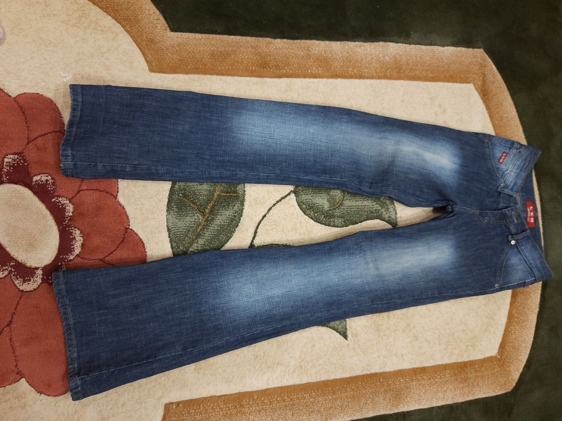 Продам женские джинсы б/у