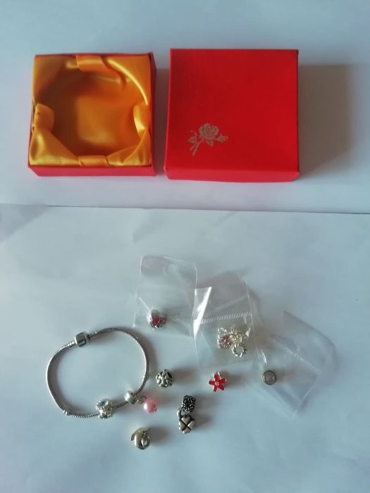 Vendo Pulseira com pendentes estilo pandora