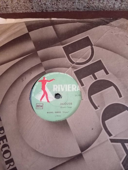 Vários discos de vinil antigos