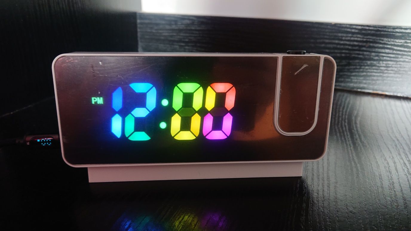 Wielofunkcyjny zegar LED  RGB budzik do sypialni projektor