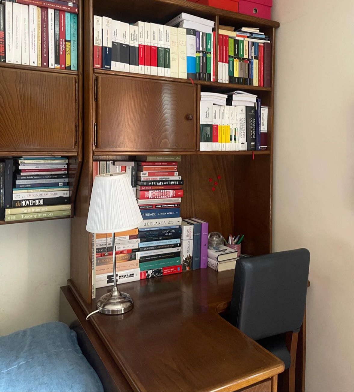 Móvel de quarto com secretária