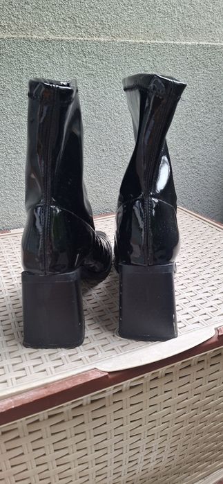 Czarne, lakierowane botki rozmiar 42
