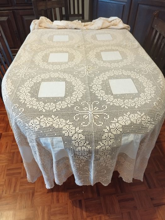 Toalha de mesa em crochet e meio linho, nova