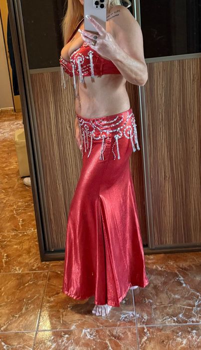 Czerwony kostium do tańca orientalnego brzucha