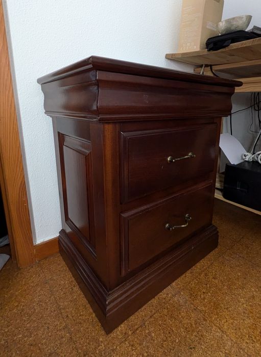 Cama, Mesa de Cabeceira e Secretária em Mogno