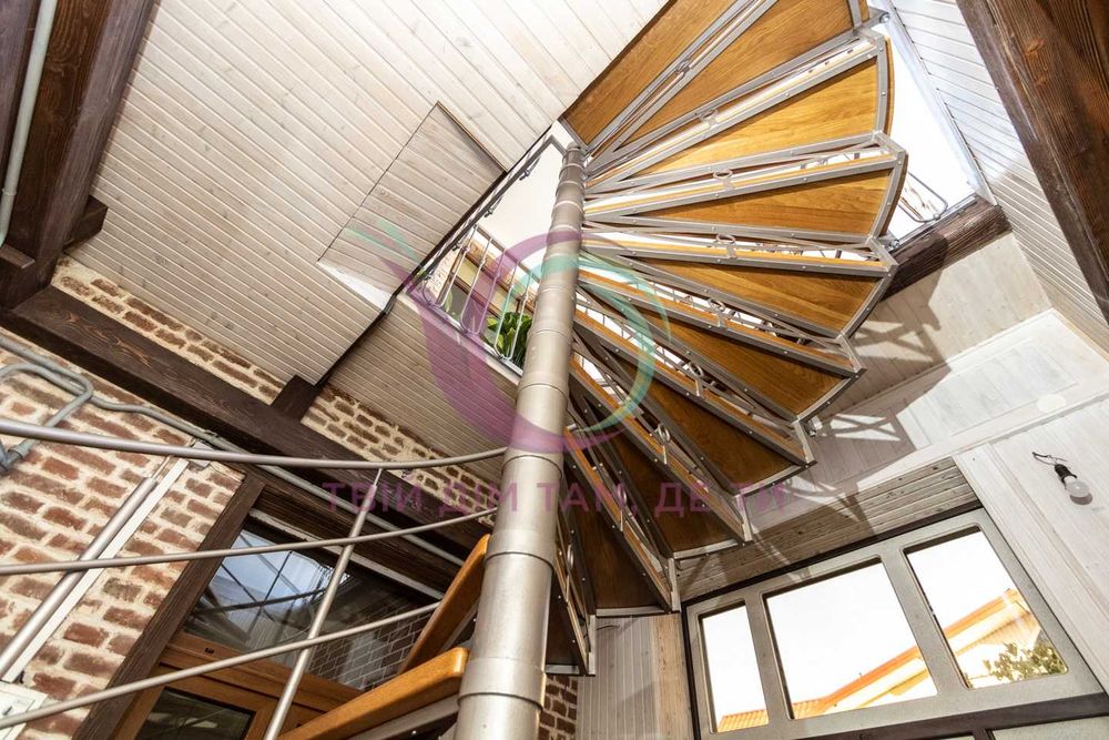 5-к. будинок з меблями поблизу центру за вул. Дарії Цвєк