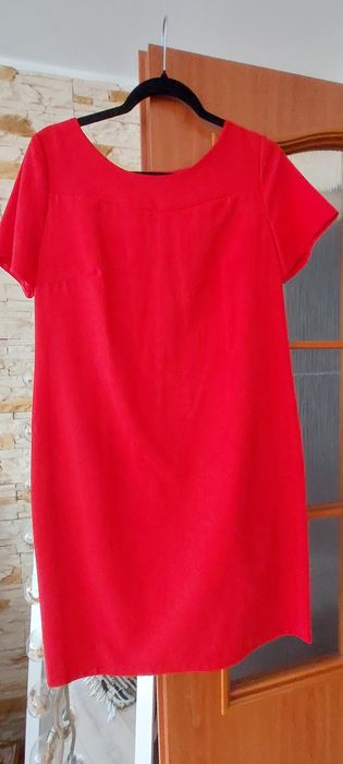 Sukienka czerwona  mieniącą się.